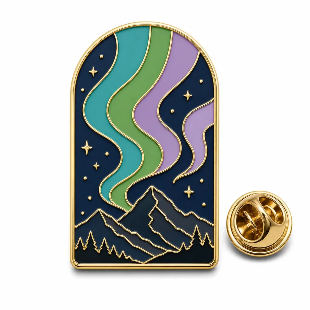 Badge en émail représentant une aurore boréale arquée avec une aurore boréale segmentée, une silhouette de montagne, des séparateurs dorés et une pochette à papillon.