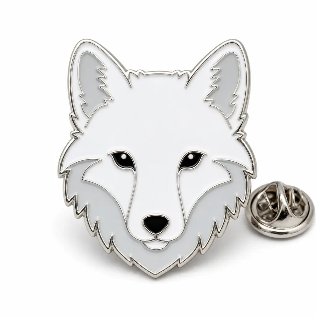 Épingle personnalisée en émail doux avec tête de renard arctique, lignes métalliques argentées en relief et pochette de papillon sur fond blanc.