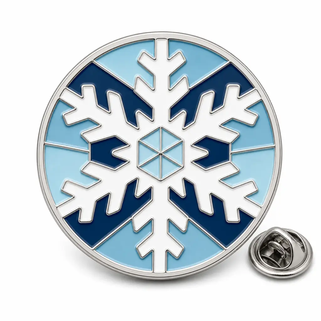 Badge personnalisé en émail souple avec flocon de neige blizzard, contours argentés et embrayage papillon sur fond blanc.
