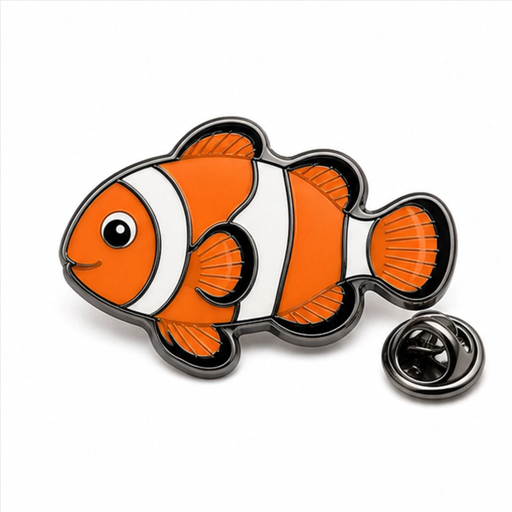 Épingle personnalisée en émail souple classique représentant un poisson clown, avec des contours métalliques en relief et une pochette de papillon sur fond blanc.