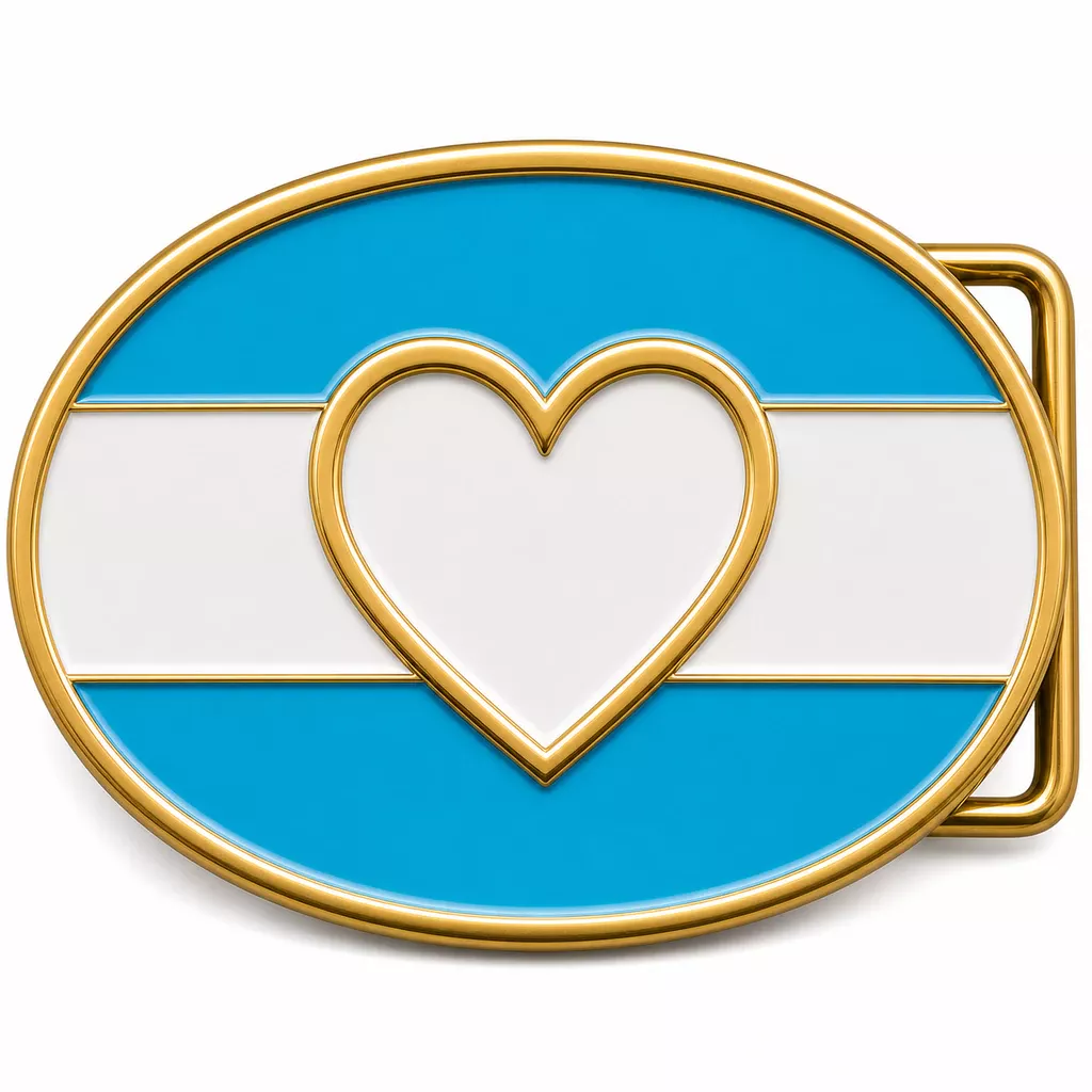 Boucle de ceinture en émail doux du Honduras avec cadre en métal laitonné, passant de ceinture du côté droit, bandes de drapeaux bleu blanc et bleu avec emblème de cœur en relief sur fond blanc.