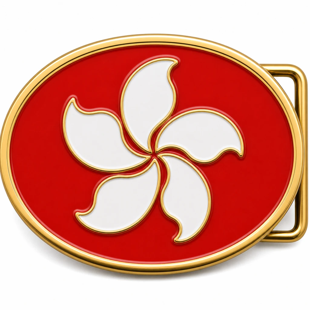 Boucle de ceinture en émail doux de Hong Kong avec cadre en métal doré, passant de ceinture du côté droit, fond de drapeau rouge avec emblème de fleur de bauhinia blanche en relief sur fond blanc.