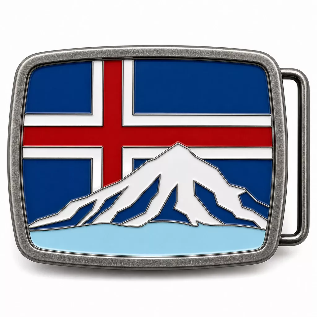 Boucle de ceinture en émail souple de l'Islande avec cadre en argent antique, passant de ceinture du côté droit, fond du drapeau de l'Islande avec montagne glaciaire en relief et cellule inférieure en émail bleu glacier sur fond blanc.
