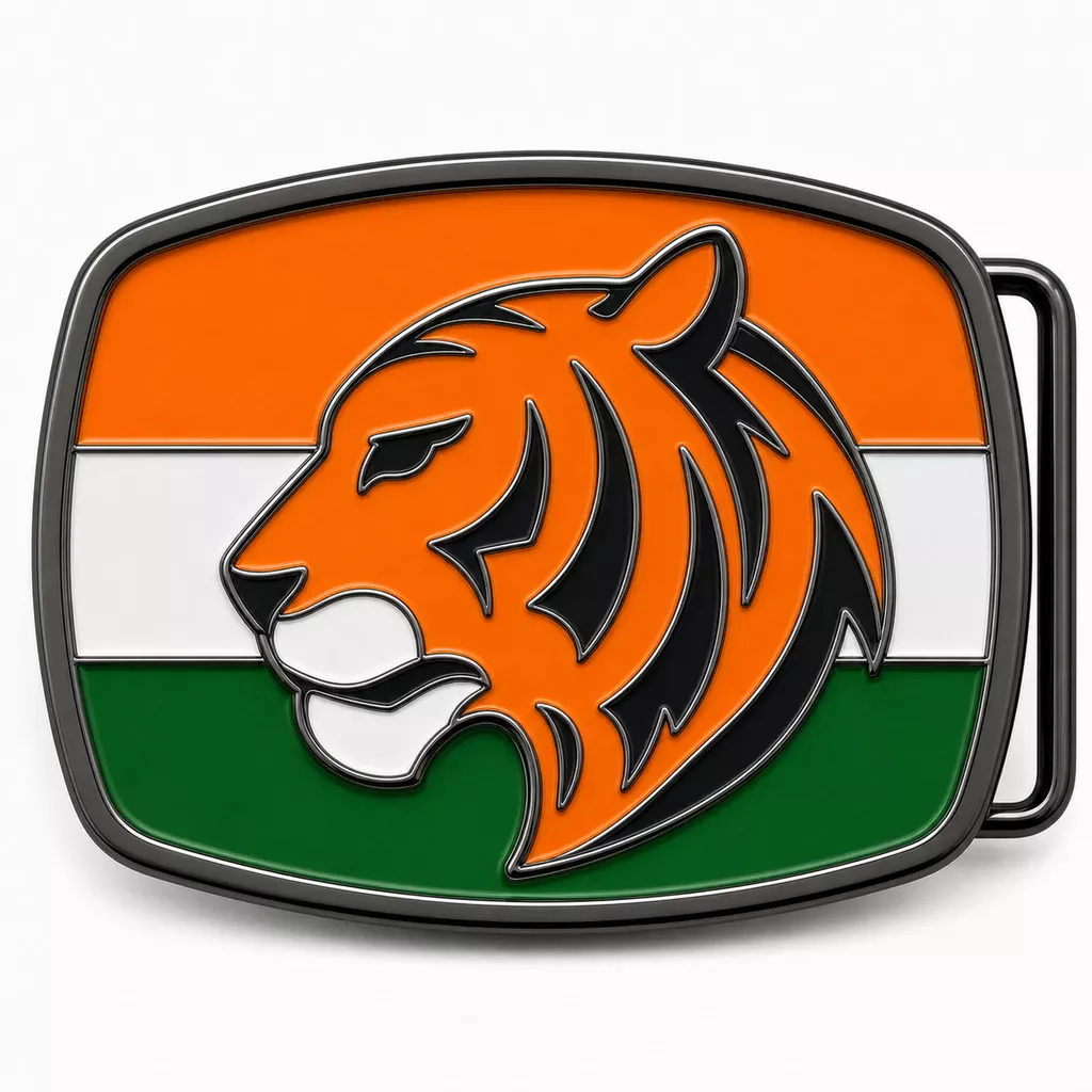 Boucle de ceinture en émail doux de l'Inde avec cadre en nickel noir, passant de ceinture du côté droit, fond du drapeau tricolore blanc safran et vert avec emblème de tête de tigre en relief sur fond blanc.