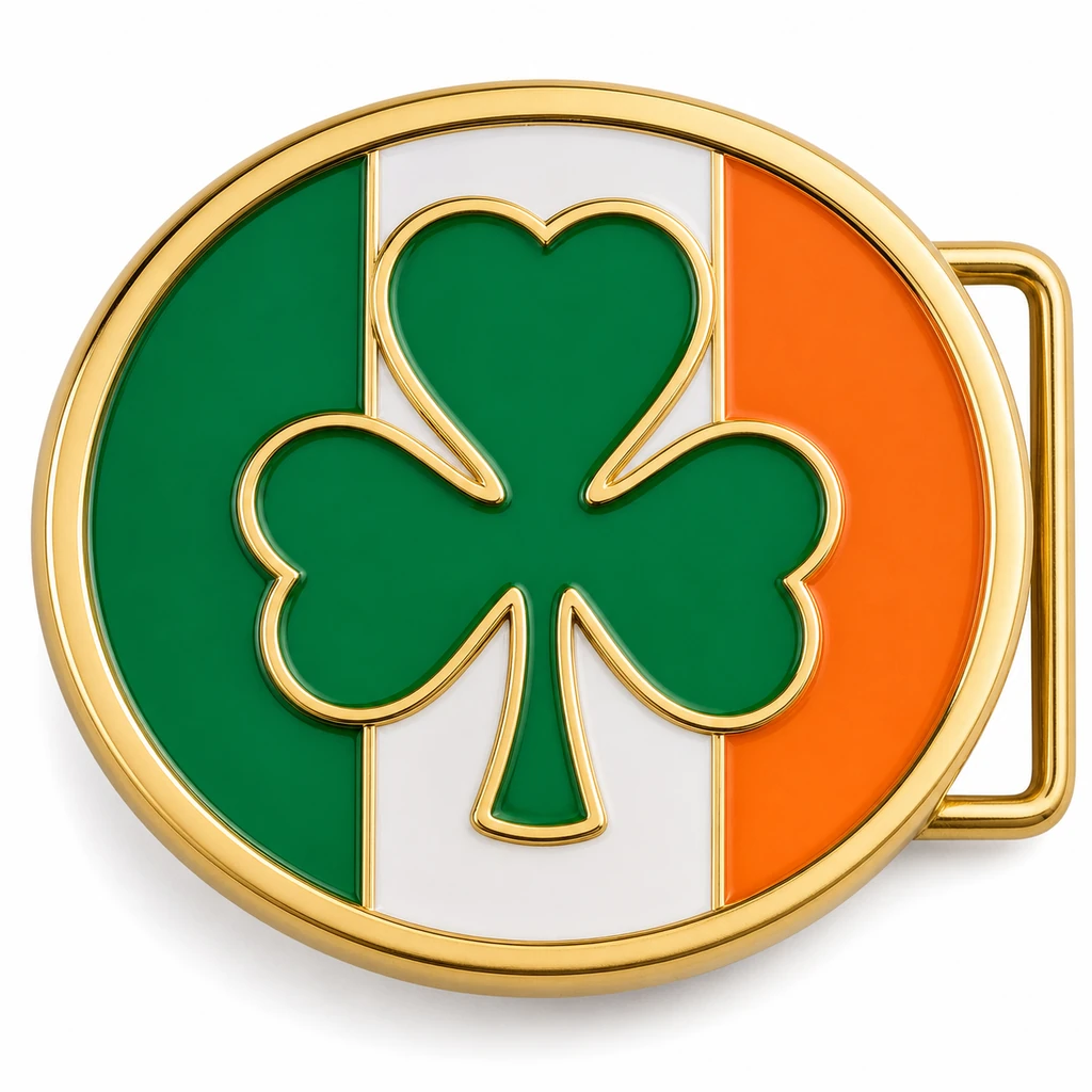 Boucle de ceinture en émail doux de l'Irlande avec cadre en métal doré, passant de ceinture du côté droit, fond du drapeau tricolore irlandais vert, blanc et orange avec emblème du trèfle en relief sur fond blanc.