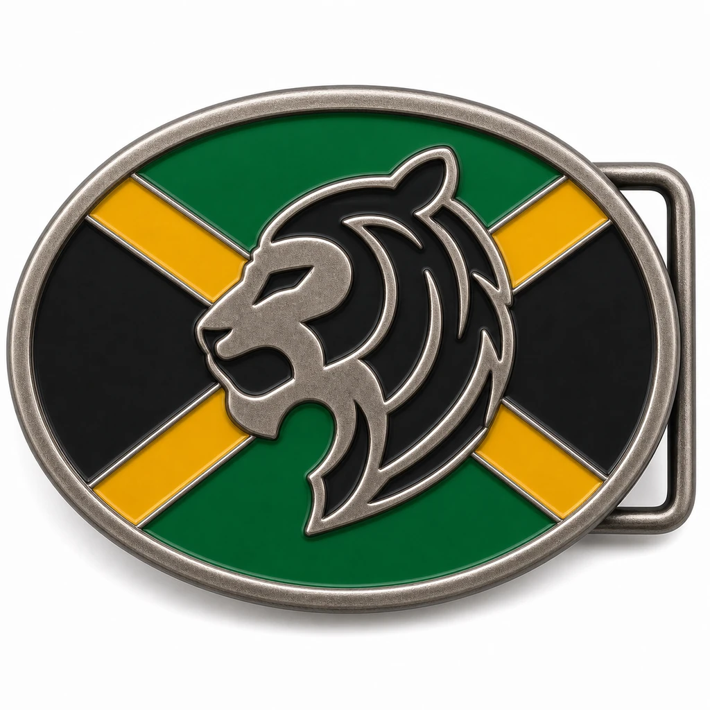 Boucle de ceinture en émail doux de la Jamaïque avec cadre en argent antique, passant de ceinture du côté droit, fond vert, noir et or inspiré du drapeau avec emblème de tête de lion en relief sur fond blanc.
