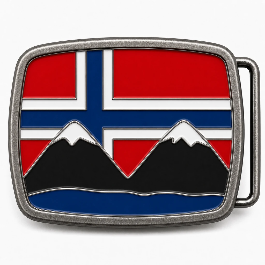 Boucle de ceinture en émail doux de Norvège avec cadre en argent antique, passant de ceinture du côté droit, fond du drapeau norvégien et motif de fjord montagneux en relief sur fond blanc.