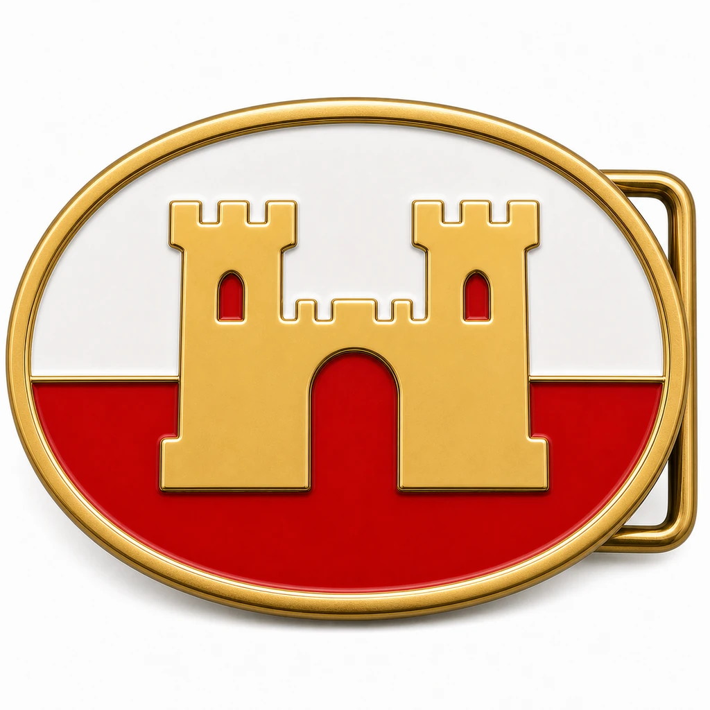 Boucle de ceinture en émail doux de la Pologne avec cadre métallique en laiton, passant de ceinture du côté droit, champs de drapeaux blanc et rouge et porte de château en relief sur fond blanc.