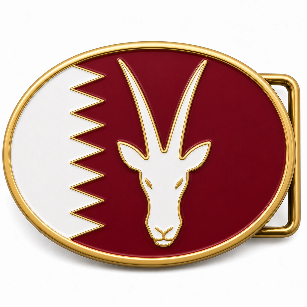 Boucle de ceinture en émail doux du Qatar avec cadre métallique en laiton, passant de ceinture du côté droit, motif de drapeau marron et blanc avec motif d'oryx en relief sur fond blanc.
