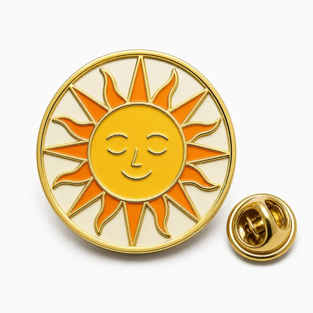 Badge rond en émail représentant un soleil céleste avec un visage calme, des rayons orange, des séparateurs dorés, un fond crème et une pochette papillon.