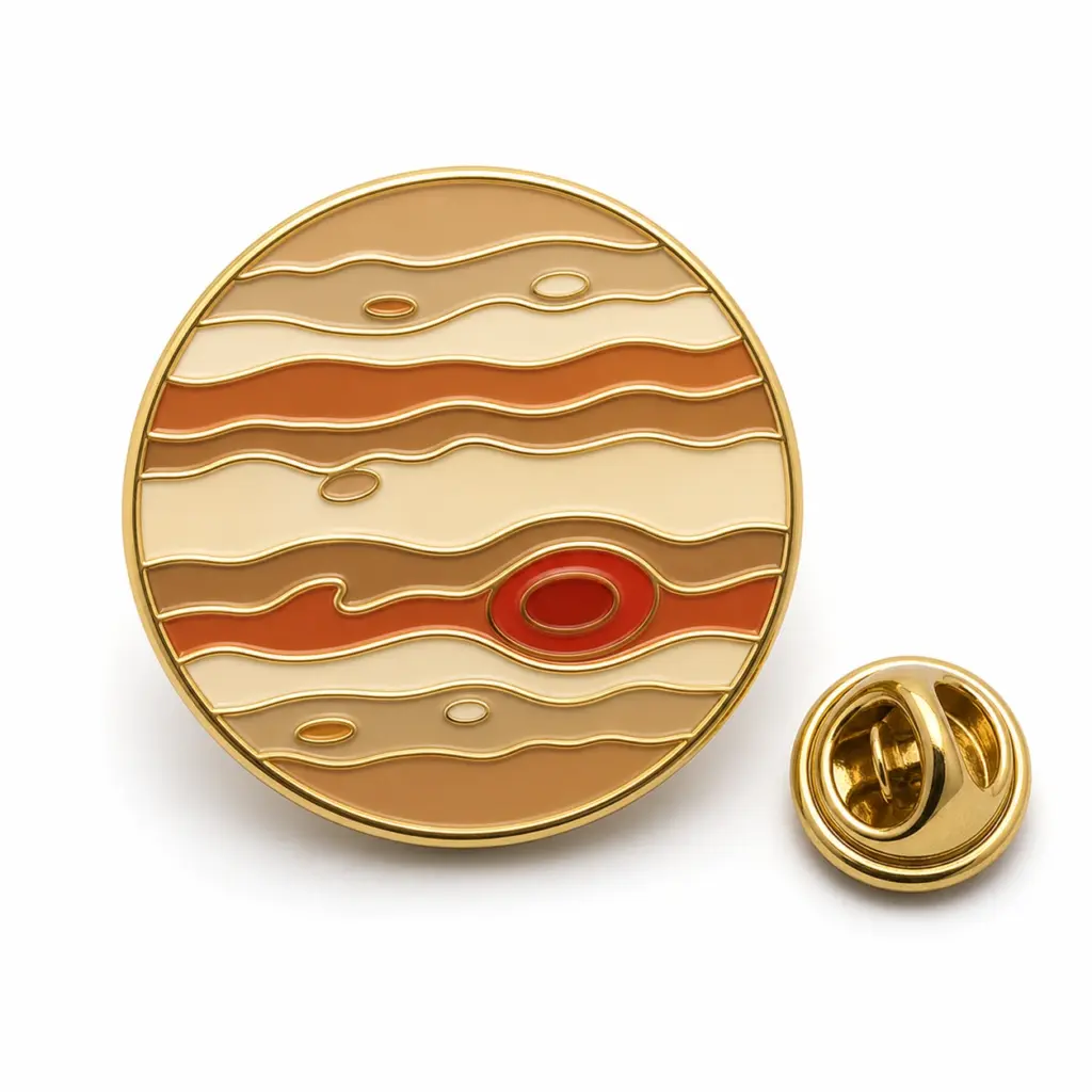Insigne rond en émail de la tempête Jupiter avec des bandes de planètes rayées, un ovale de tempête rouge, des séparateurs dorés et une pochette papillon.