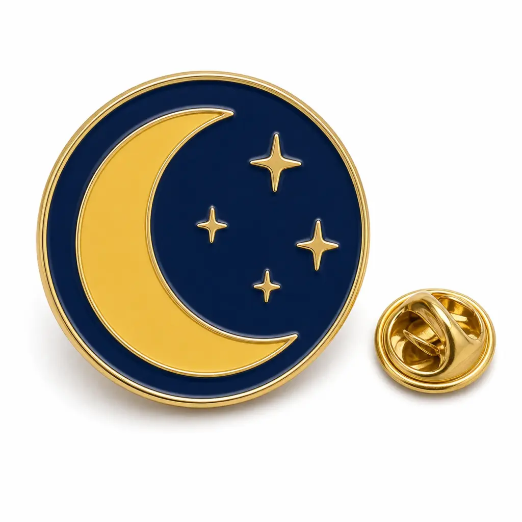 Badge rond en émail souple avec ciel bleu marine, croissant de lune doré, cellules étoilées, séparateurs métalliques en relief et pochette papillon.