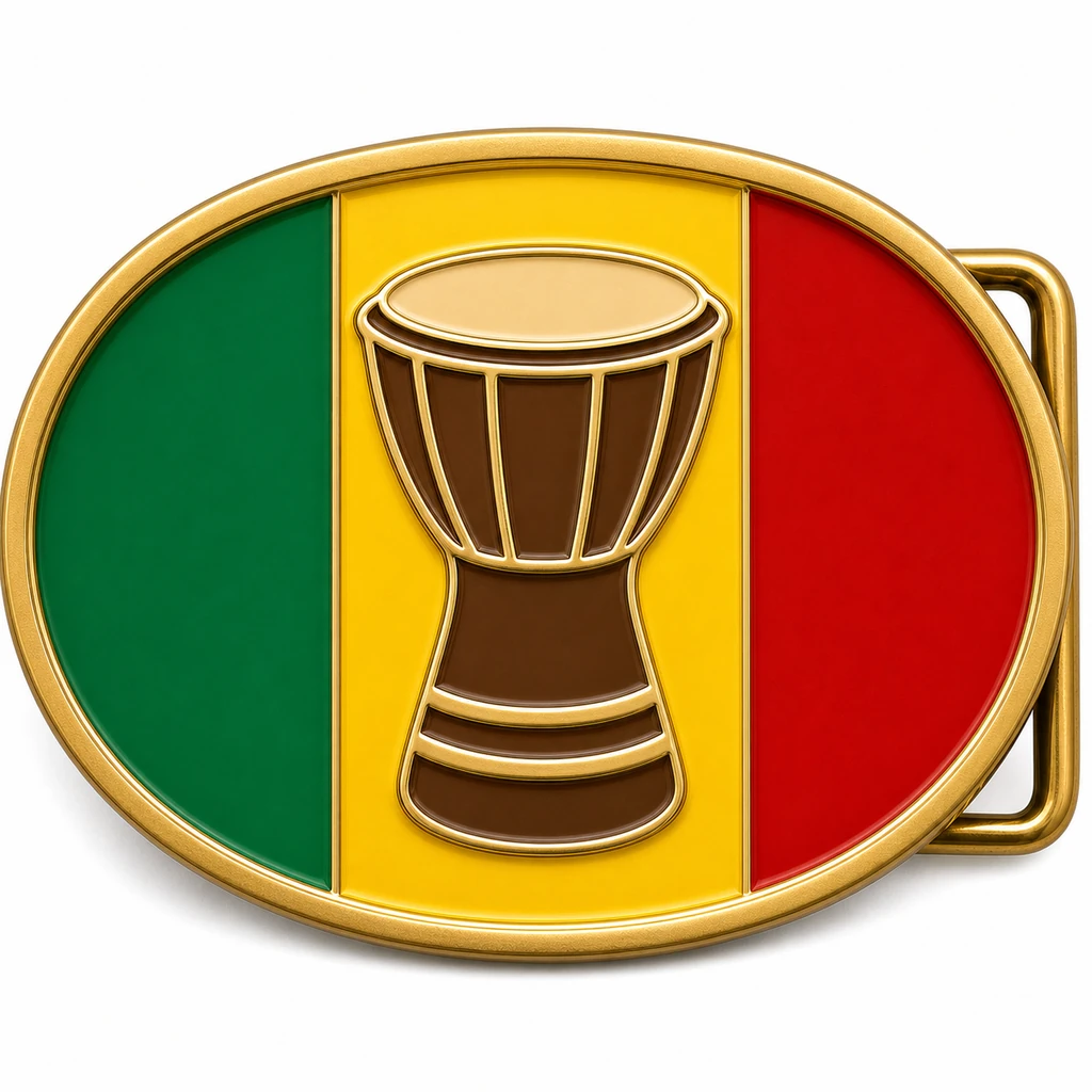 Boucle de ceinture en émail souple du Sénégal avec monture en métal laitonné, passant de ceinture du côté droit, drapeau vert, jaune et rouge avec tambour djembé en relief sur fond blanc.