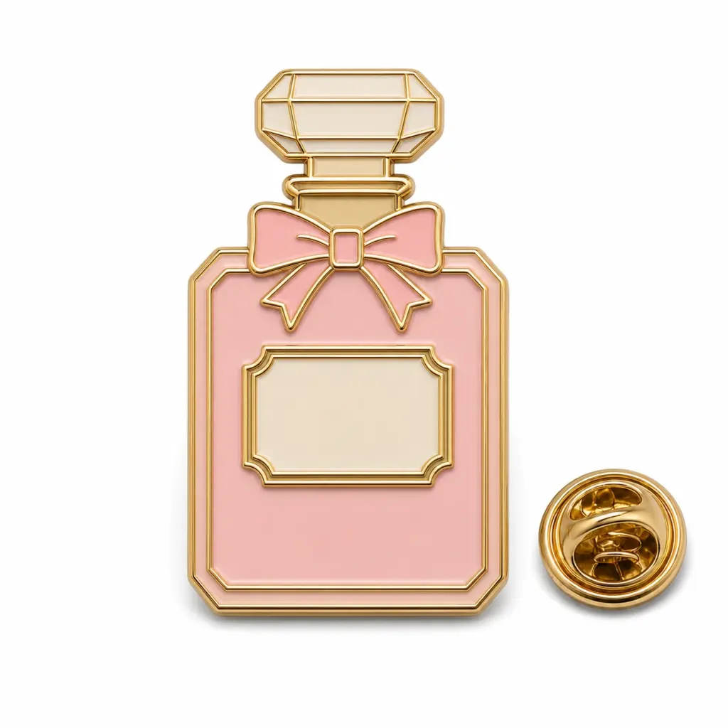 Épingle en émail souple pour flacon de parfum classique avec pochette de papillon sur fond blanc.