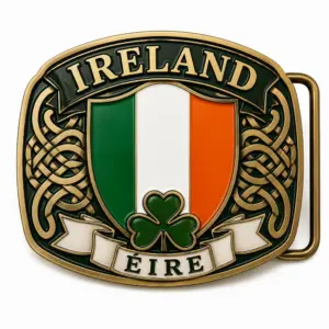 Hebilla de cinturón personalizada de Irlanda con un escudo con la bandera irlandesa en verde, blanco y naranja, un trébol en relieve, una pancarta de Eire, motivos laterales de nudos celtas, esmalte verde oscuro y un borde de metal dorado pulido.