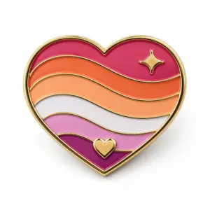 Pin esmaltado con la bandera del orgullo lésbico en forma de corazón, con franjas de orgullo en naranja, rosa y blanco, contorno metálico dorado, un pequeño corazón dorado, un detalle de estrella, acabado esmaltado brillante y fondo blanco.