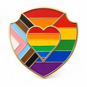 Pin esmaltado con el escudo del orgullo de Progress, con rayas en forma de chevron del orgullo, un corazón arcoíris en el centro, contorno metálico dorado, acabado esmaltado brillante y fondo blanco.