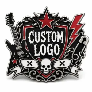 Hebilla de cinturón de estilo punk rock con logotipo personalizado que incluye una guitarra negra, una estrella roja, un rayo, cadenas, un imperdible, un emblema de calavera, esmalte negro y rojo, y fondo blanco.