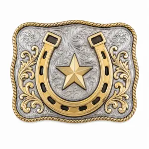 Hebilla de cinturón dorada con forma de herradura y estrella, con una herradura en relieve, una estrella dorada en el centro, un grabado floral plateado, detalles de volutas doradas, un borde de cordón dorado y fondo blanco.