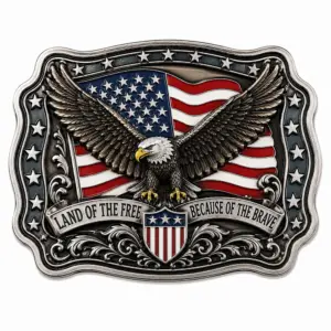 Hebilla de cinturón con el águila de «Land of the Free», que muestra un águila calva con las alas extendidas, un fondo con la bandera estadounidense, un escudo patriótico, motivos decorativos plateados en forma de volutas, un borde de estrellas y un fondo blanco.