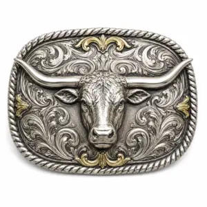 Hebilla de cinturón antigua de plata con forma de cuerno largo, con una cabeza de cuerno largo en relieve, motivos decorativos del oeste en forma de volutas, detalles florales dorados, borde de cuerda y fondo blanco.