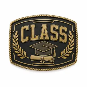 Hebilla de cinturón de color negro y dorado con la inscripción «CLASS» en relieve, un birrete de graduación, un pergamino de diploma, ramas de laurel, un borde de cuerda y fondo blanco.