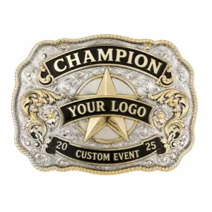 Hebilla de cinturón de campeón personalizada para un evento, con un medallón de estrella dorada, las inscripciones «Champion» y «Tu logotipo» en negro, adornos en espiral plateados, un borde de cuerda dorado y fondo blanco.