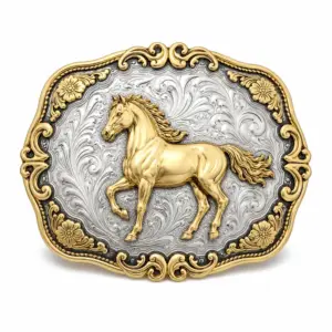Hebilla de cinturón dorada con un caballo en carrera, con la figura del caballo en relieve, fondo con motivos en espiral grabados en plata, borde floral dorado, marco de estilo western y fondo blanco.